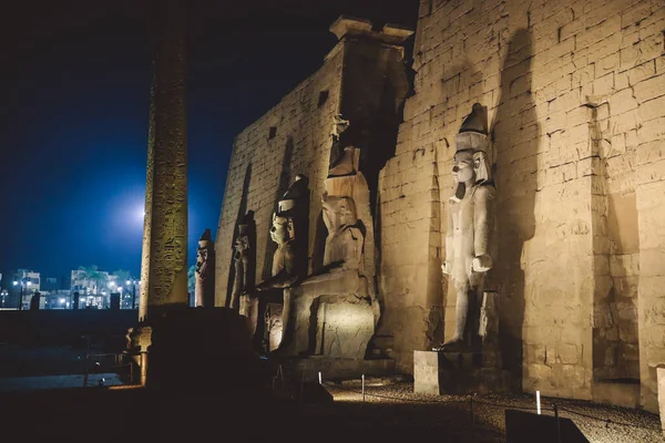 Sonnenuntergang Blick Auf Die Erleuchteten Steinstatuen Des Großen Altägyptischen Tempels — Stockfoto