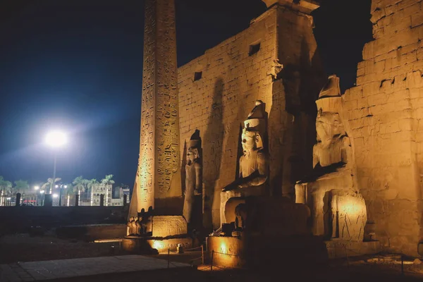 Sonnenuntergang Blick Auf Die Erleuchteten Steinstatuen Des Großen Altägyptischen Tempels — Stockfoto
