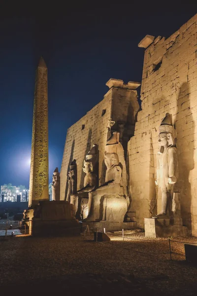 Solnedgång Utsikt Över Upplysta Stenstatyer Den Stora Antika Egyptiska Templet — Stockfoto