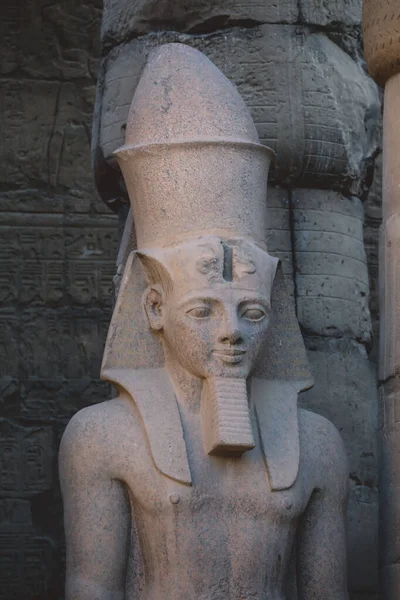Starożytne Egipskie Ruiny Bożych Posągów Pobliżu Pylon Luxor Temple Egipt — Zdjęcie stockowe