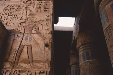 Mısır 'ın Luxor yakınlarındaki Ramses III Medinet Habu Morg Tapınağı' nın Antik Mısır çizimleri