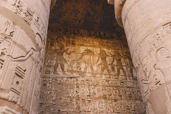 古埃及人在埃及卢克索附近拉马斯三世的梅迪内 哈布停尸房的画像 — 图库照片