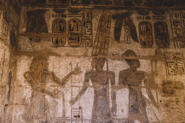 Starożytne Egipskie Rysunki Świątyni Grobowej Medinet Habu Ramzesa Iii Pobliżu — Zdjęcie stockowe