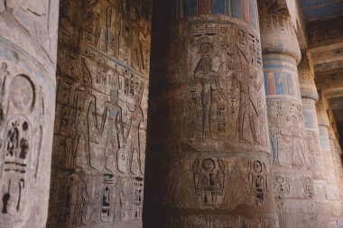 Medinet Habu 'nun Eski Mısır Sütunları, 3. Ramses Morg Tapınağı, Lüksör, Mısır