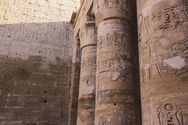 Starověké Egyptské Pilíře Medinet Habu Márnice Chrám Ramesses Iii Blízkosti — Stock fotografie