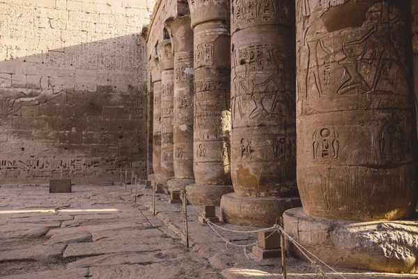 Ősi Egyiptomi Pillérei Medinet Habu Temetkezési Templom Ramesses Iii Közel — Stock Fotó