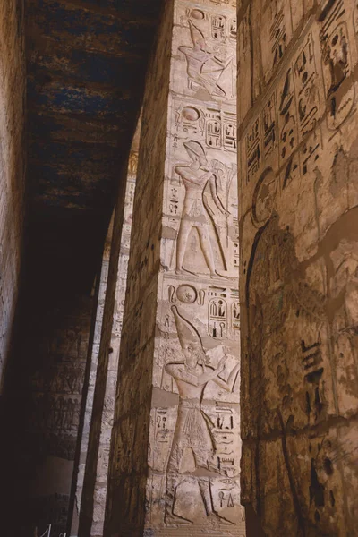 Antigos Pilares Egípcios Medinet Habu Templo Mortuário Ramsés Iii Perto — Fotografia de Stock