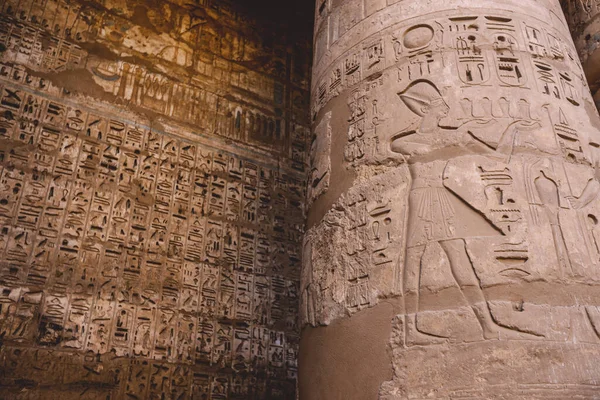 Starověké Egyptské Pilíře Medinet Habu Márnice Chrám Ramesses Iii Blízkosti — Stock fotografie