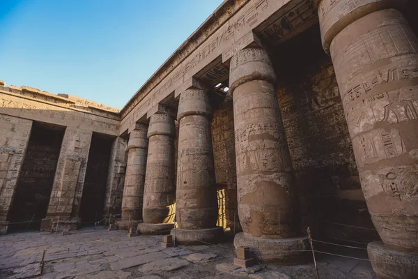 Piliers Égyptiens Antiques Médinet Habu Temple Mortuaire Ramsès Iii Près — Photo