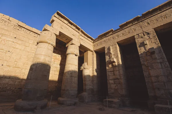 Ancient Egyptian Pillars Medinet Habu Mortuary Temple Ramesses Iii Luxor — Stock Photo, Image