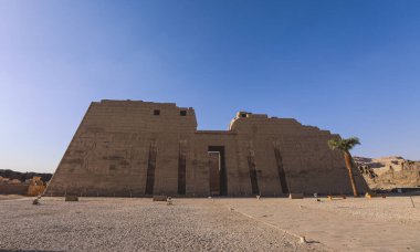 Eski Mısır Medinet Habu 'nun ana görüntüsü, 3. Ramses Morg Tapınağı, Lüksör, Mısır