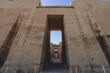 Eski Mısır Medinet Habu 'nun ana görüntüsü, 3. Ramses Morg Tapınağı, Lüksör, Mısır