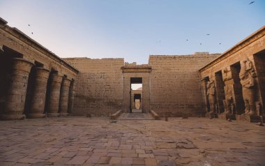 Eski Mısır Medinet Habu 'nun ana görüntüsü, 3. Ramses Morg Tapınağı, Lüksör, Mısır
