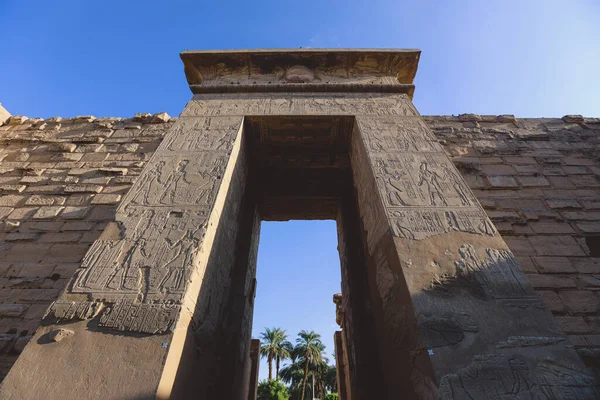 Vista Principal Antiguo Medinet Habu Egipcio Templo Funerario Ramsés Iii —  Fotos de Stock