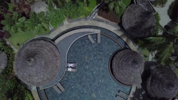Ein Verliebtes Paar Weißen Kleidern Auf Sonnenliegen Pool — Stockvideo