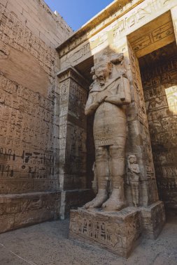Medinet Habu 'nun Antik Mısır Heykelleri, 3. Ramses Morg Tapınağı, Luxor, Mısır