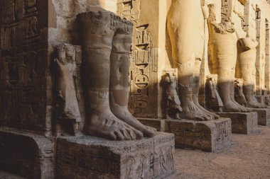Medinet Habu 'nun Antik Mısır Heykelleri, 3. Ramses Morg Tapınağı, Luxor, Mısır