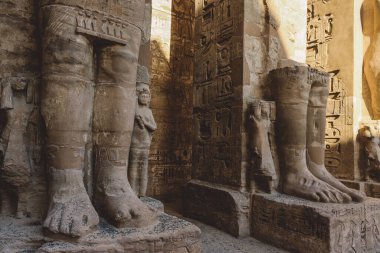 Medinet Habu 'nun Antik Mısır Heykelleri, 3. Ramses Morg Tapınağı, Luxor, Mısır