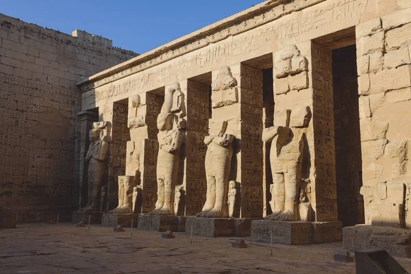Gamla Egyptiska Statyer Medinet Habu Bårhus Tempel Ramesses Iii Nära — Stockfoto