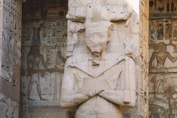 Estatuas Egipcias Antiguas Del Medinet Habu Templo Mortuorio Ramsés Iii —  Fotos de Stock