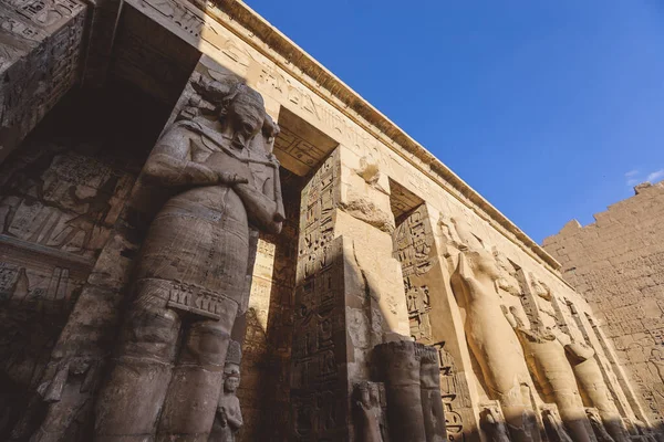 Statues Égyptiennes Antiques Médinet Habu Temple Mortuaire Ramsès Iii Près — Photo