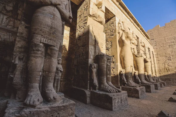 Starověké Egyptské Sochy Medinet Habu Mortuary Temple Ramesses Iii Blízkosti — Stock fotografie