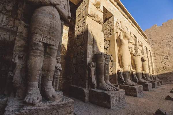 Estatuas Egipcias Antiguas Del Medinet Habu Templo Mortuorio Ramsés Iii —  Fotos de Stock