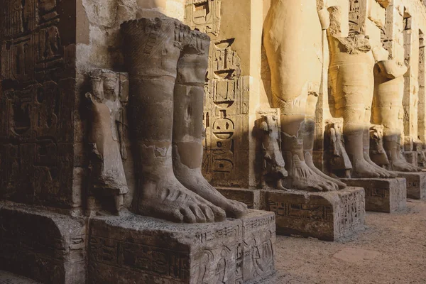 Estatuas Egipcias Antiguas Del Medinet Habu Templo Mortuorio Ramsés Iii —  Fotos de Stock