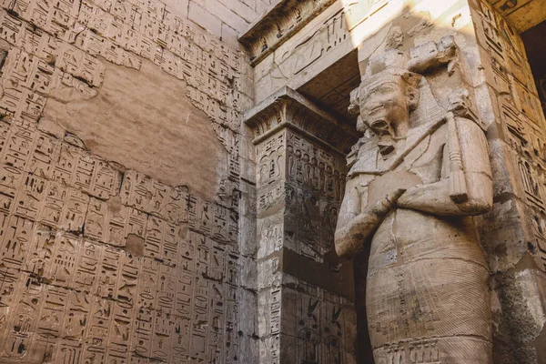 Antiche Statue Egizie Della Medinet Habu Tempio Funerario Ramses Iii — Foto Stock