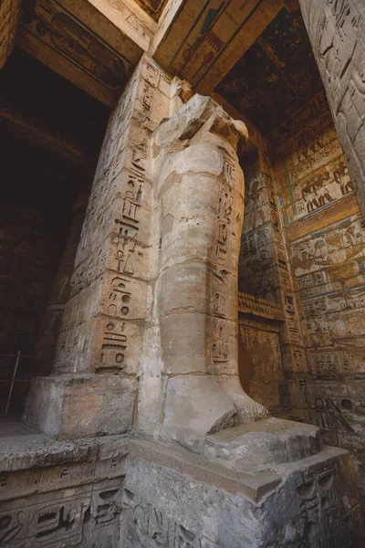 Ancient Egyptian Statues Medinet Habu Mortuary Temple Ramesses Iii Luxor — Stockfoto