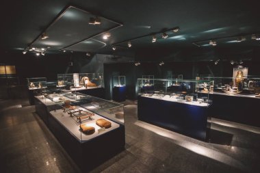 Luxor, Mısır - 13 Kasım 2020: Yukarı Mısır 'daki Arkeolojik Mumyalama Müzesi' nin Antik Mısır Sergisi