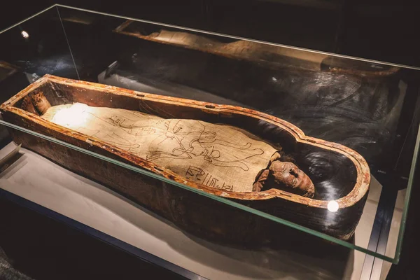 Luxor, Mısır - 13 Kasım 2020: Yukarı Mısır 'daki Arkeolojik Mumyalama Müzesi' nin Antik Mısır Sergisi