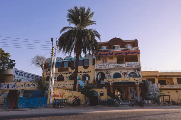 エジプトのルクソール 2020年11月13日 主要道路近くの地元エジプトの建物 — ストック写真