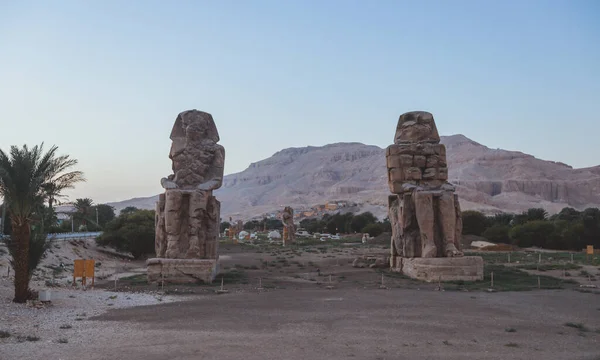 View Colossi Memnon Massive Ancient Egyptian Statues Pharaoh Amenhotep Iii — Stock Photo, Image