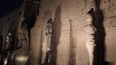 Luxor Tapınağı 'nın ana kapısı, akşam aydınlatmasıyla, Mısır