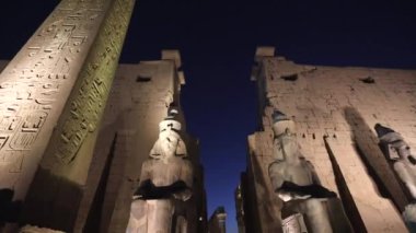 Luxor Tapınağı 'nın ana kapısı, akşam aydınlatmasıyla, Mısır