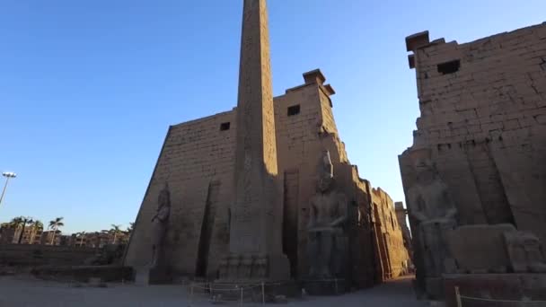 Belangrijkste Poort Van Luxor Tempel Met Avondverlichting Egypte — Stockvideo