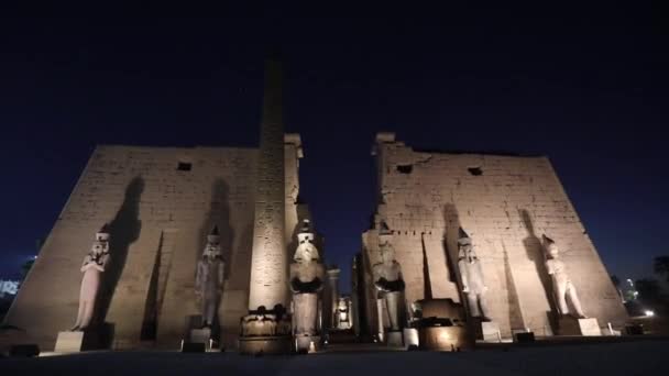 Puerta Principal Del Templo Luxor Con Iluminación Nocturna Egipto — Vídeo de stock