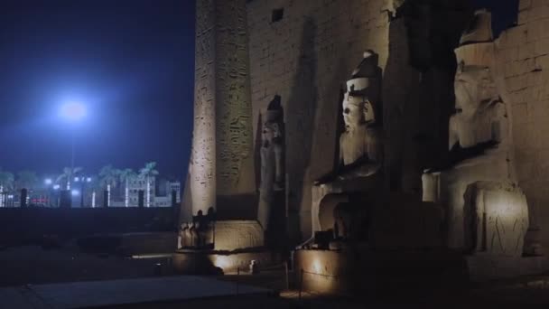 Puerta Principal Del Templo Luxor Con Iluminación Nocturna Egipto — Vídeo de stock