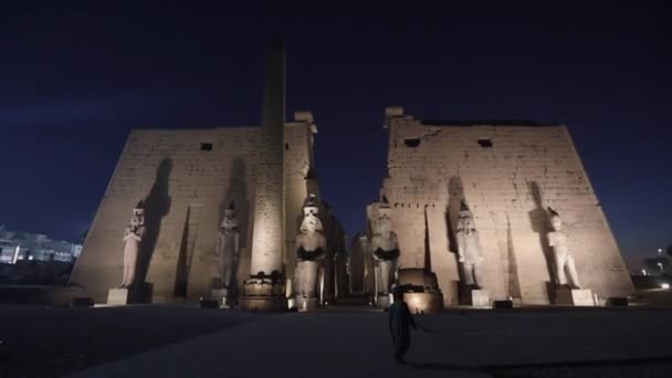 Portão Principal Templo Luxor Com Iluminação Noturna Egito — Vídeo de Stock