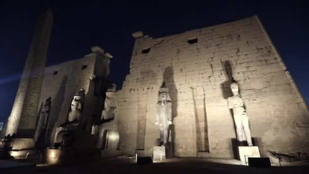 Główna Brama Luxor Temple Wieczornym Oświetleniem Egipt — Wideo stockowe