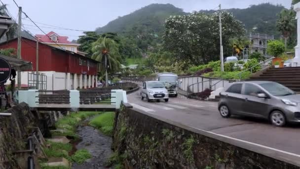 Victoria Jalanan Dengan Orang Orang Dan Mobil Mahe Island Seychelles — Stok Video