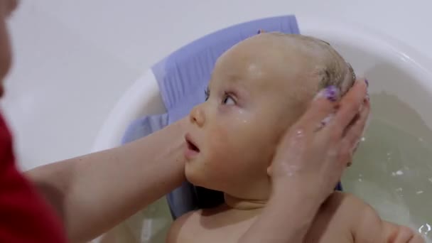 Una Madre Bagna Bambino Piccolo Con Shampoo — Video Stock