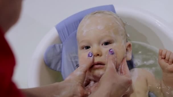 Uma Mãe Banha Uma Criança Pequena Com Xampu — Vídeo de Stock