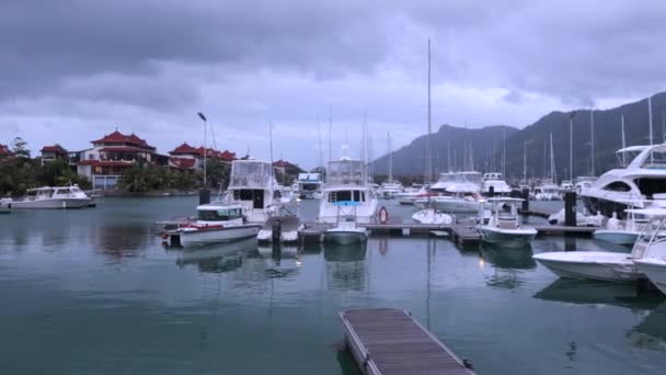 伊甸岛塞舌尔码头的游艇和船只 — 图库视频影像