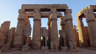Gün batımında, Mısır 'daki Luxor Tapınağı' ndaki sütunlar
