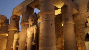 Gün batımında, Mısır 'daki Luxor Tapınağı' ndaki sütunlar