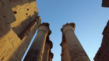 Gün batımında, Mısır 'daki Luxor Tapınağı' ndaki sütunlar