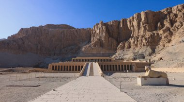 Luxor, Mısır yakınlarındaki Deir el-Bahari 'deki Antik Hatshepsut Tapınağı' nın ana giriş görüntüsü
