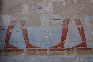 Luxor, Mısır - 13 Kasım 2020: Antik Mısır 'da Hatshepsut Morg Tapınağı Duvarlarına Çizim